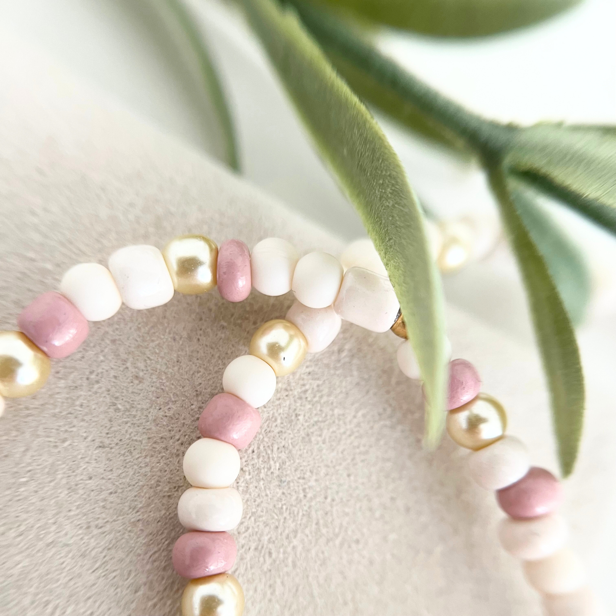 Nahaufnahme des DIY Armbands ROSA – handgemachtes Armband aus Rocailles Perlen in rosa, beige, creme und weiß für einen einzigartigen Look.