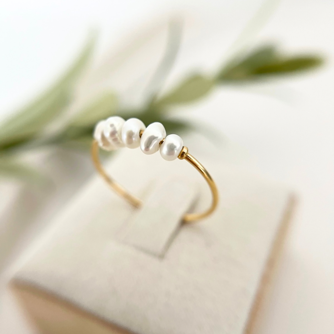 Seitliche Nahaufnahme des goldenen Perlenrings INCA mit Süßwasserperlen – elegantes, minimalistisches Schmuckstück.