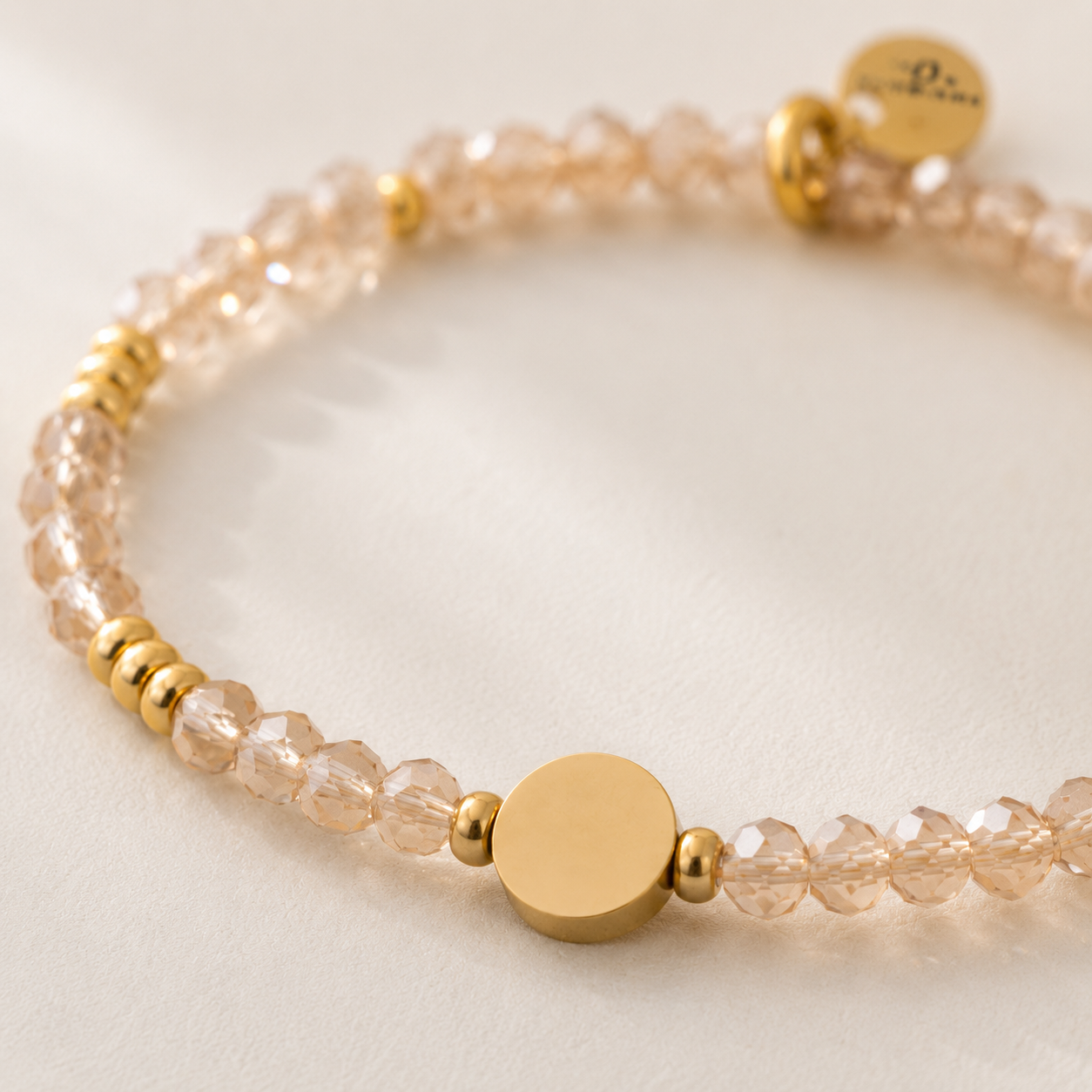 Detailaufnahme Perlenarmband mit facettierten Glasperlen und runder goldfarbener Edelstahlperle – schlichtes elegantes Damen Armband