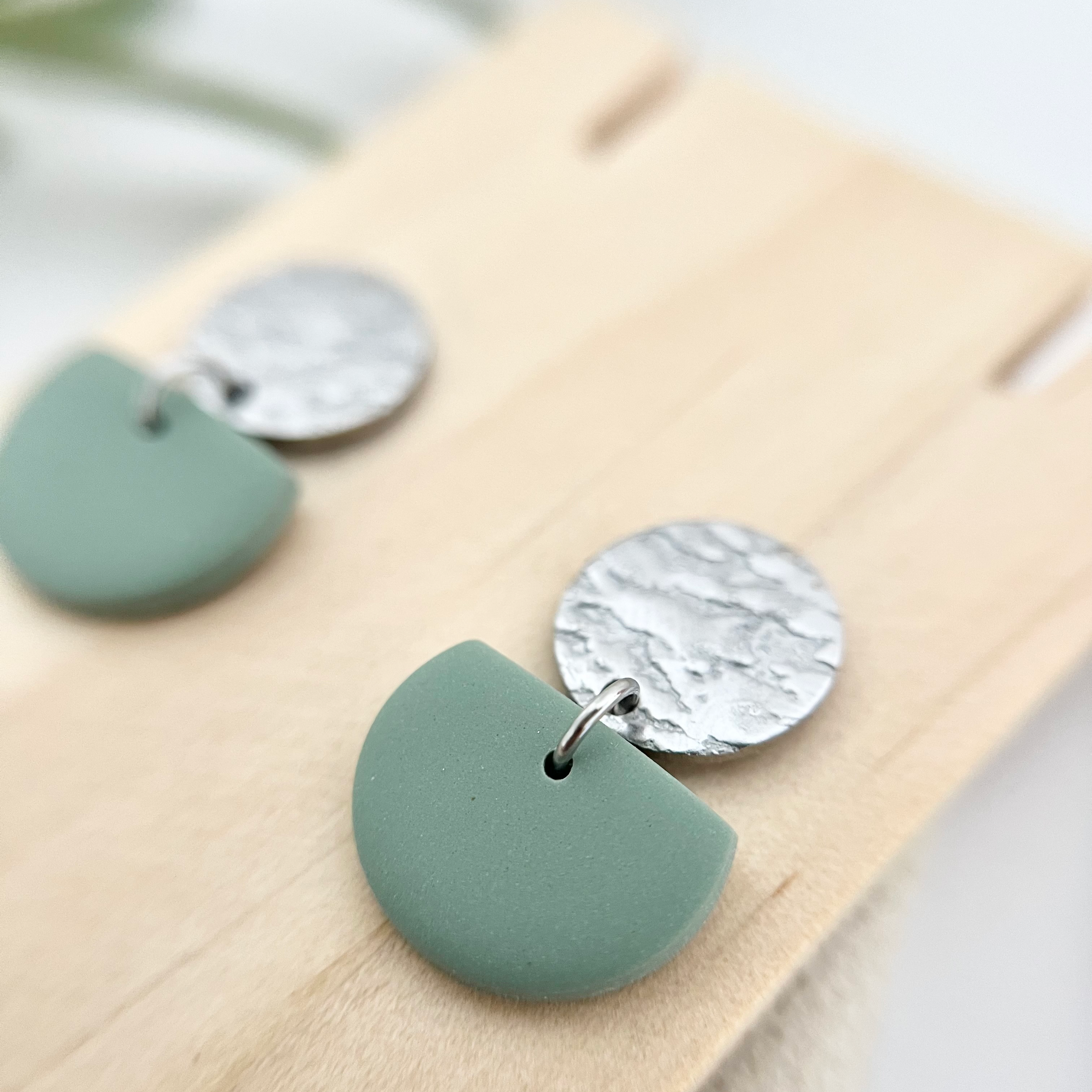 Detailansicht der Boho Ohrringe ROSEMARY in sanften Grüntönen mit silberfarbenem Edelstahl, perfekt für einen eleganten, aber dennoch entspannten Look