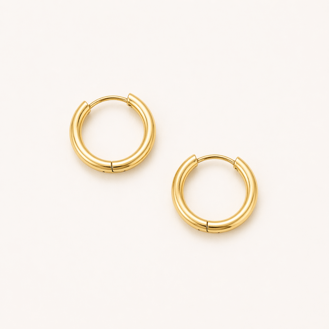 Goldene Edelstahl Creolen im Huggie Hoops Stil, zwei runde kleine Ohrringe nebeneinander, wasserfester Schmuck