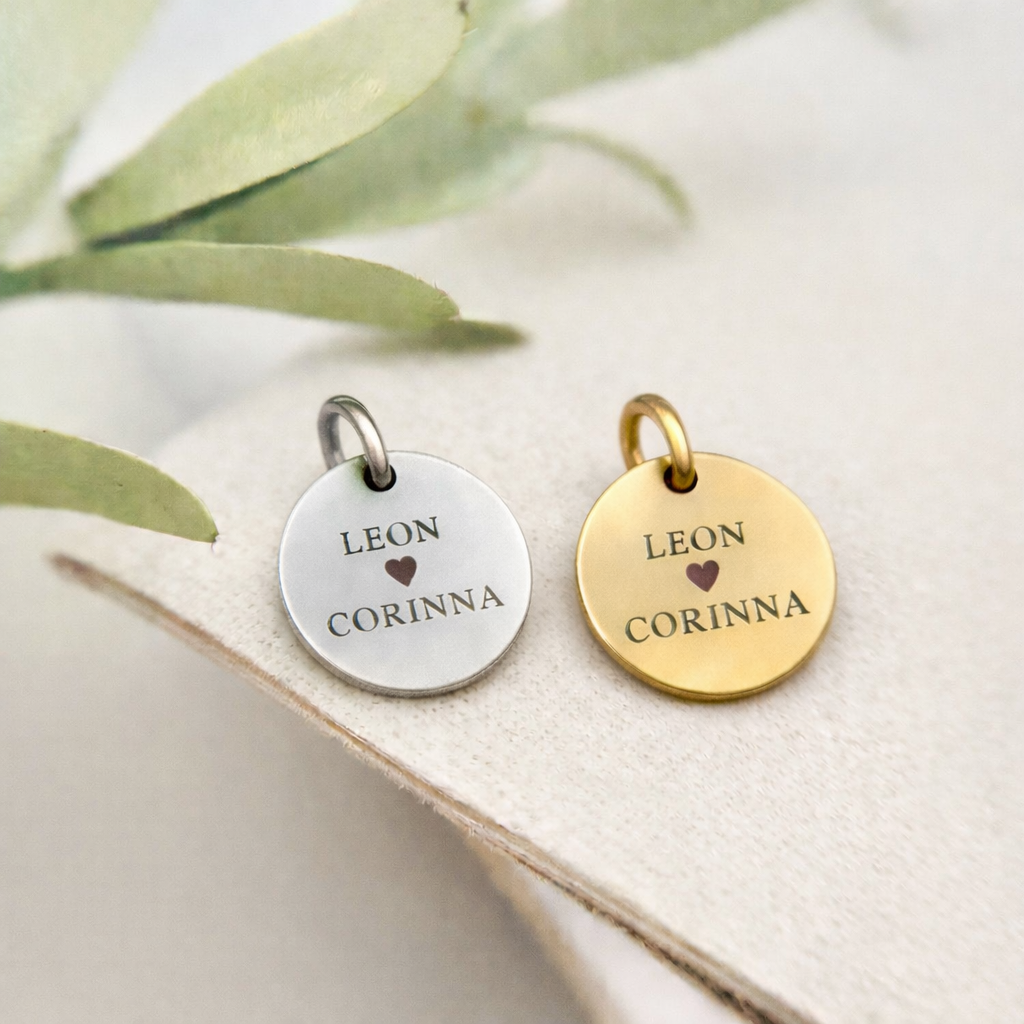 Runder personalisierter Edelstahl Anhänger in Gold und Silber mit Namensgravur und Herz, wasserfest, kombinierbar mit Perlenarmband oder Halskette.