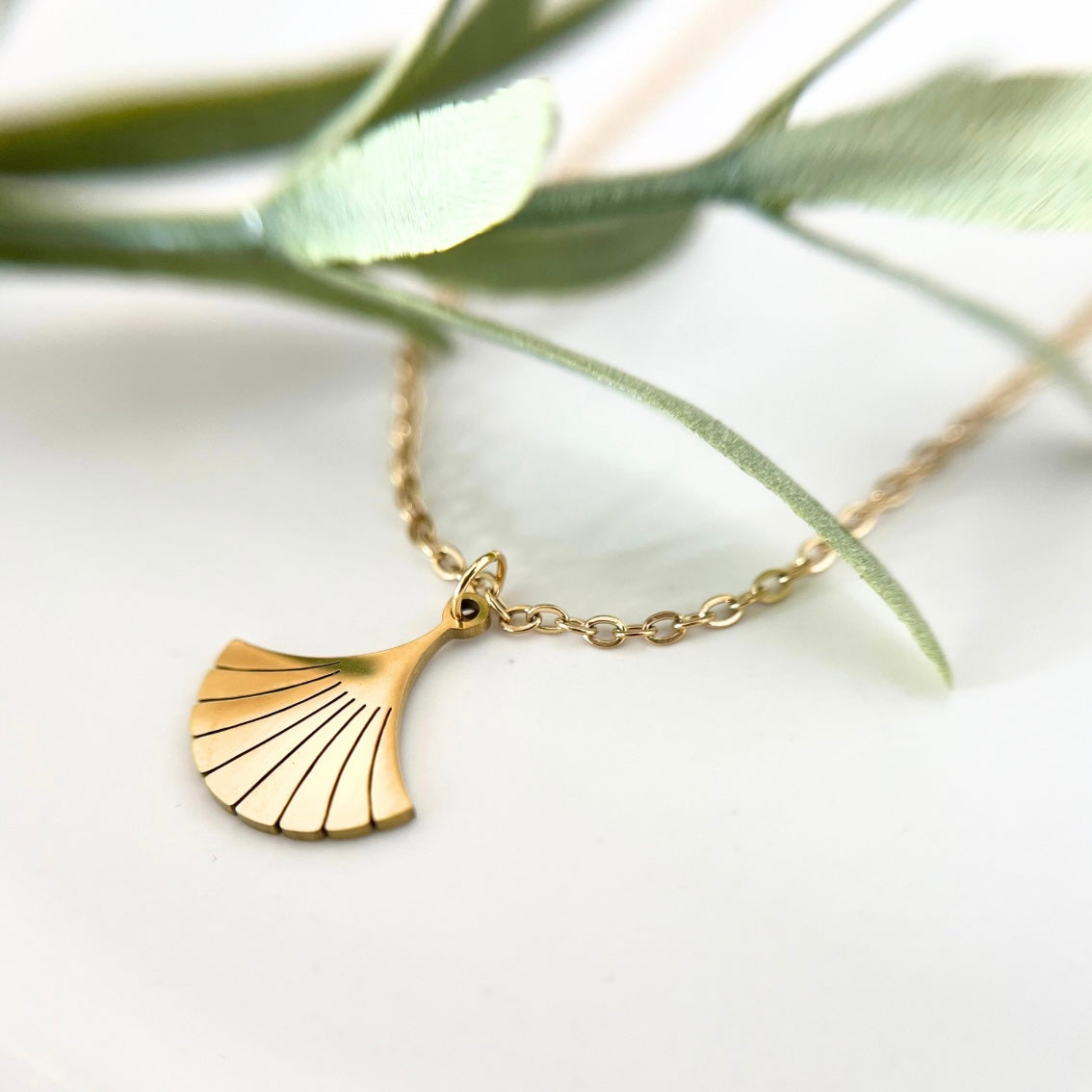 Detailaufnahme der goldenen Edelstahlkette DEIA mit Ginkgo-Blatt Anhänger, das Symbol für Hoffnung und Stärke.