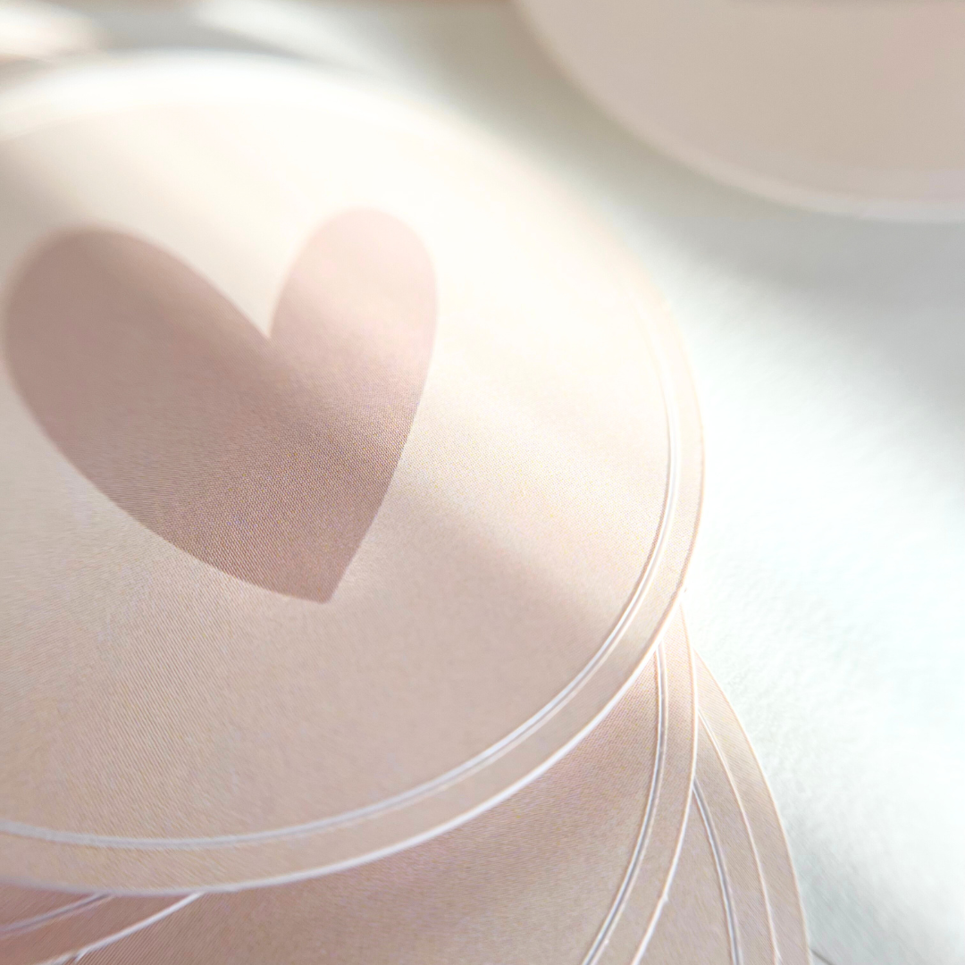 Nahaufnahme von Herzaufkleber in Beige mit braunem Herz – für individuelle Akzente auf Verpackungen oder Umschlägen