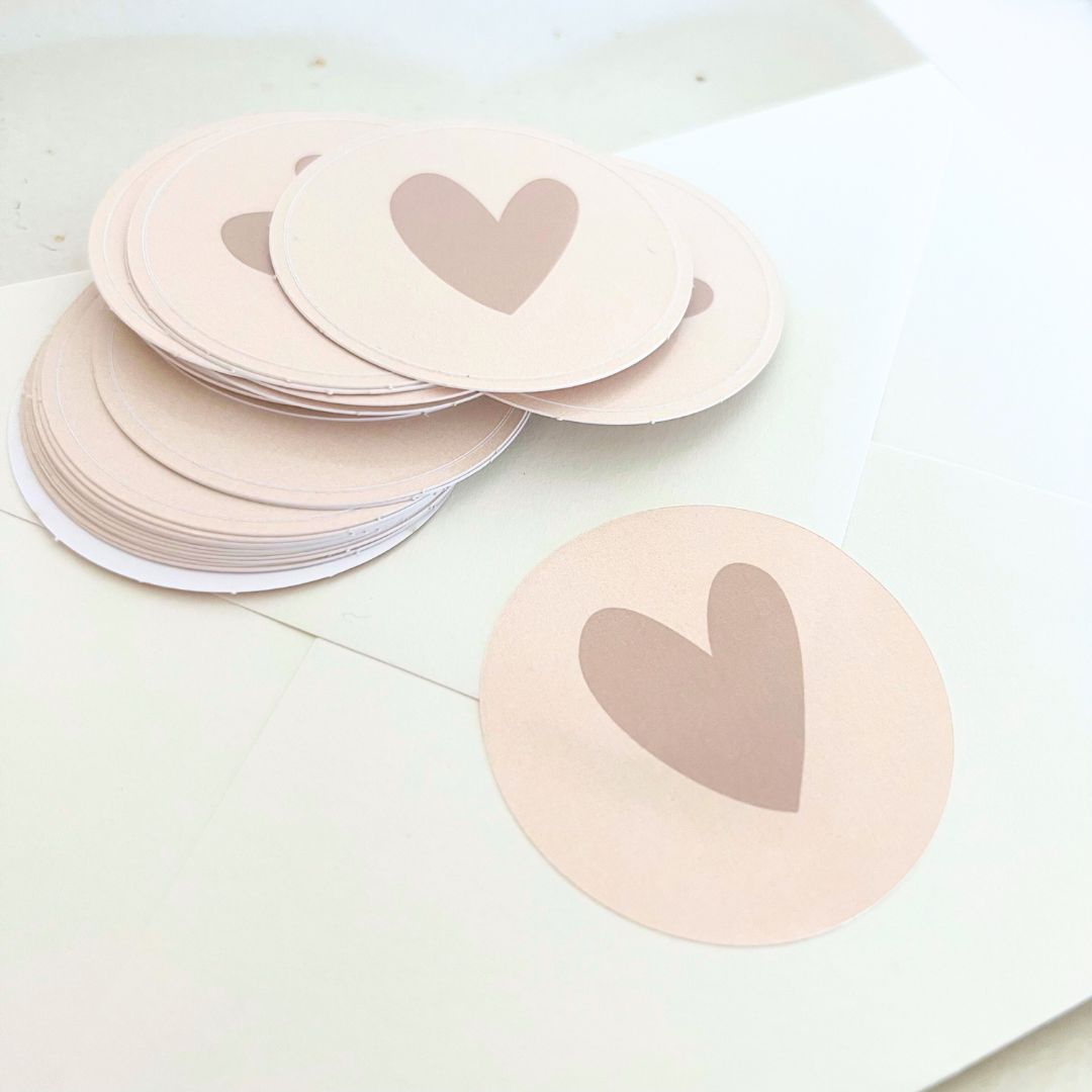 Mehrere runde Herz-Aufkleber in Beige mit braunem Herz – ideal für Geschenke oder kreative DIY-Projekte