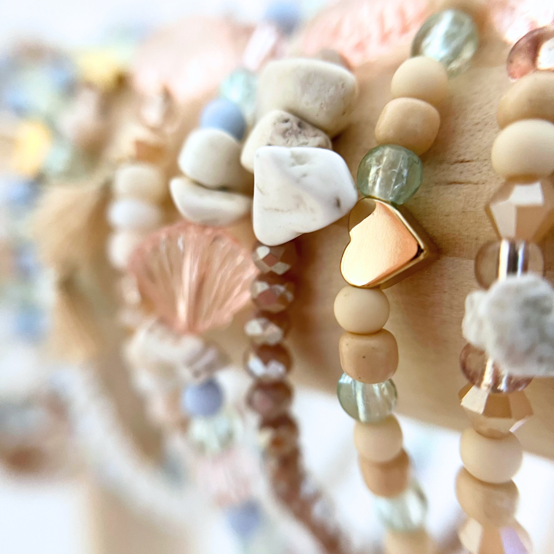 Zwei Personen zusammen mit dem DIY Kit, sie bauen Armbänder – kreative Zeit für einen einzigartigen Junggesellinnenabschied.