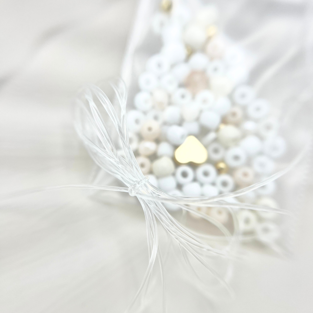 Nylonband und goldener Herzanhänger im Fokus, Bastelset für personalisierte Perlenarmbänder