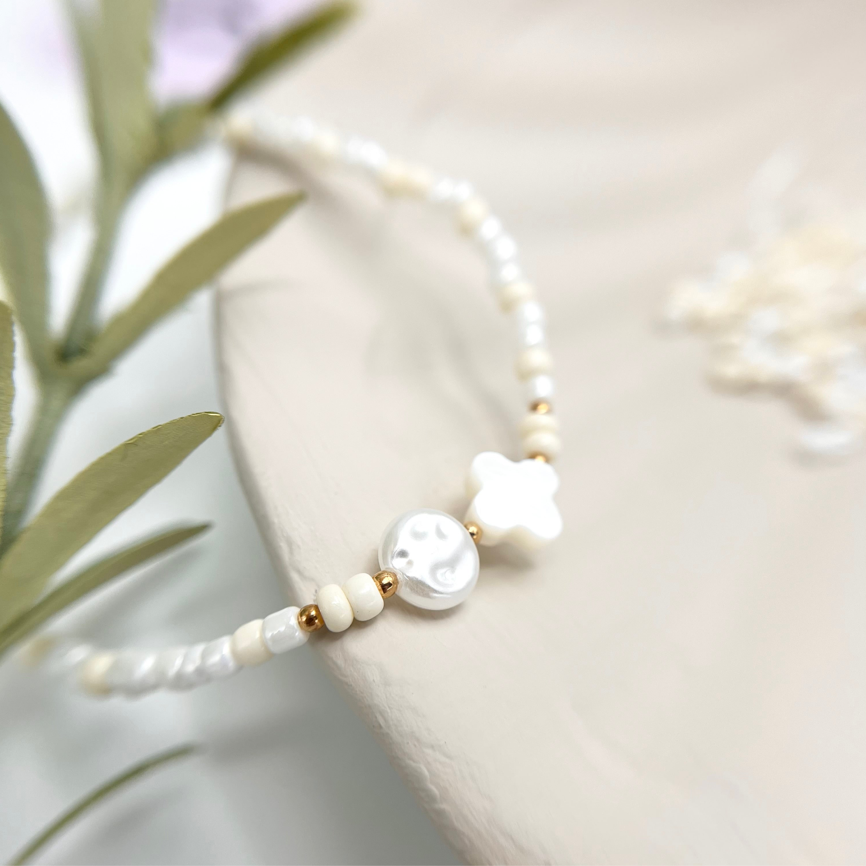 Nahaufnahme vom Armband mit Anhänger, DIY Bastelset für Perlenarmband, kreative Auszeit