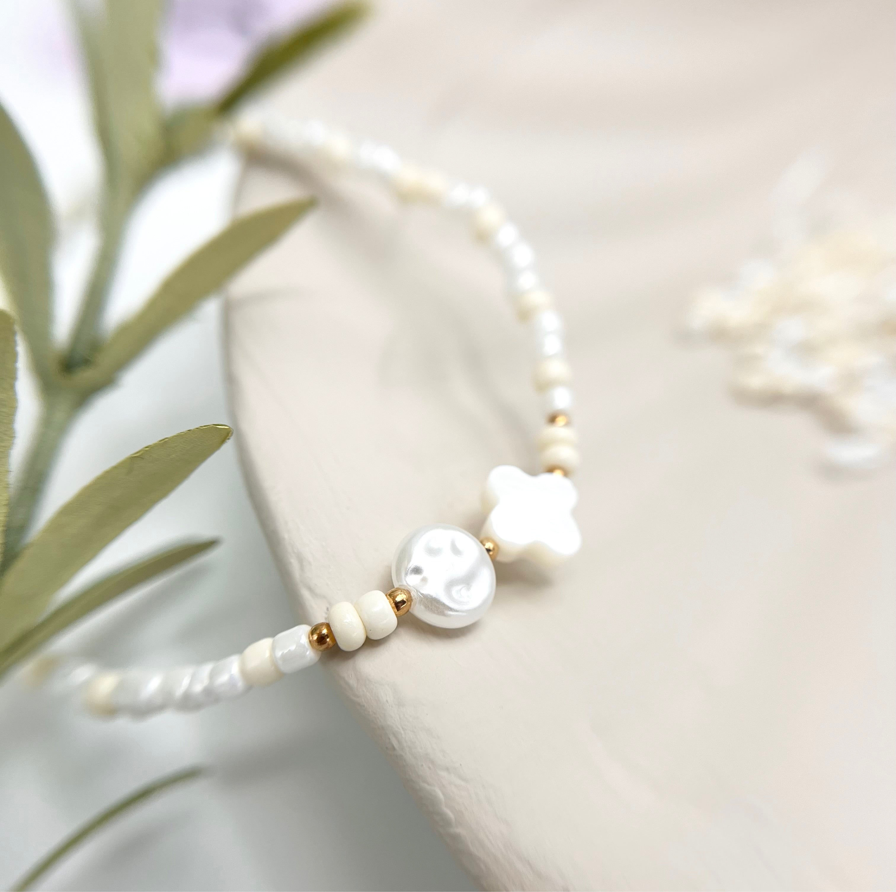 Nahaufnahme vom Armband mit Anhänger, DIY Bastelset für Perlenarmband, kreative Auszeit