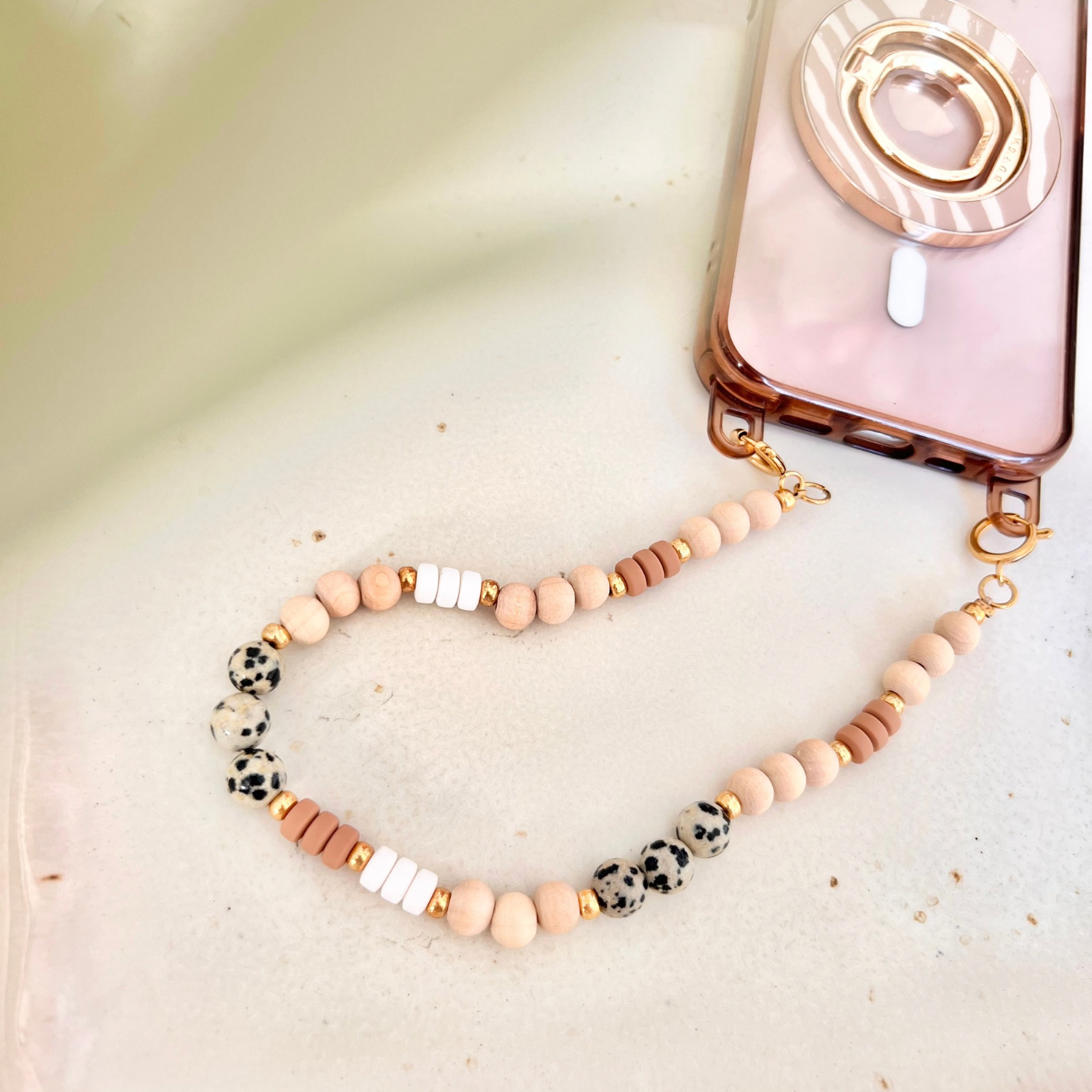 Handykette SAVANA aus Holzperlen und Acrylperlen mit Dalmatiner Muster in Beige und Weiß als stylisches Smartphone Accessoire für Alltag und unterwegs