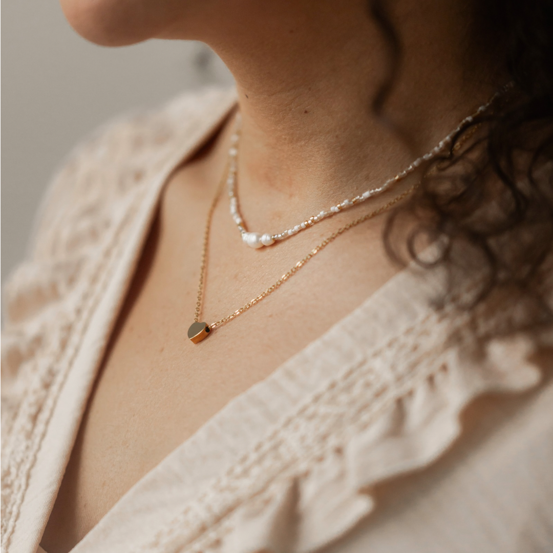 Goldene Kette mit Herzanhänger, getragen von Model – zarte Halskette als Liebesgeschenk für besondere Momente