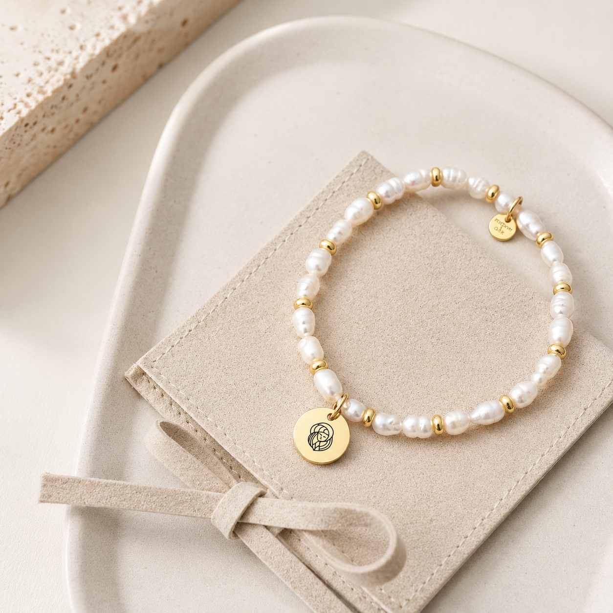 Sternzeichen Armband FINELINE mit echten Süßwasserperlen, goldenen Zwischenperlen und personalisiertem Gravur Anhänger in Gold – Geschenk für Frauen.