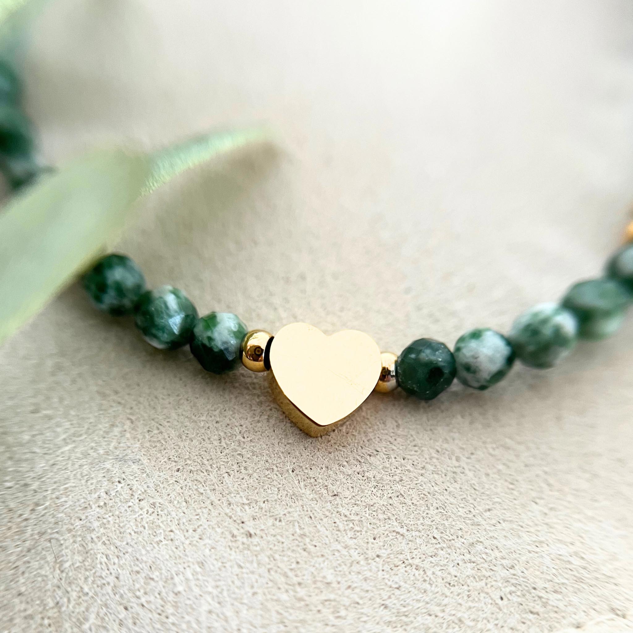 Detaillierte Nahaufnahme des goldfarbenen Herzanhängers des Armbands GENUA, das positive Energie und Kraft symbolisiert