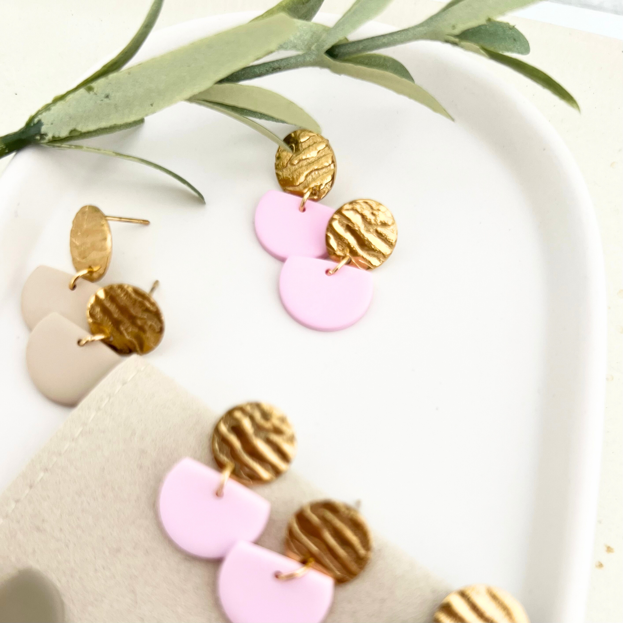 Kollektion der handgemachten Ohrringe ALMERIA in verschiedenen Pastellfarben mit goldenem Edelstahl für vielseitige, stilvolle Akzente