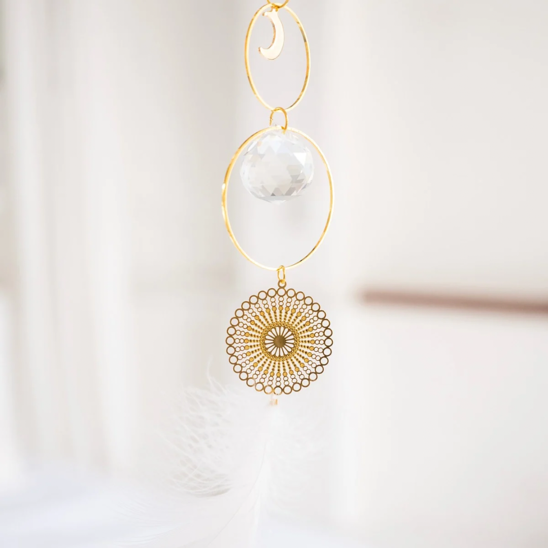 Sonnenfänger hängend nah – handgemachter Sonnenfänger aus Metallkreisen und Kristallprisma