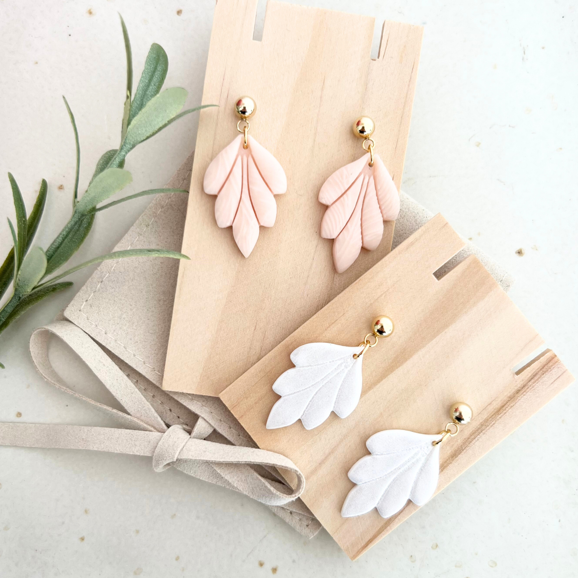 Zwei Paare handgemachter Ohrringe TAORMINA in verschiedenen Farben (Nude, Salbei, Weiß) auf Holz, aus Edelstahl und Polymer Clay für einen minimalistischen Look