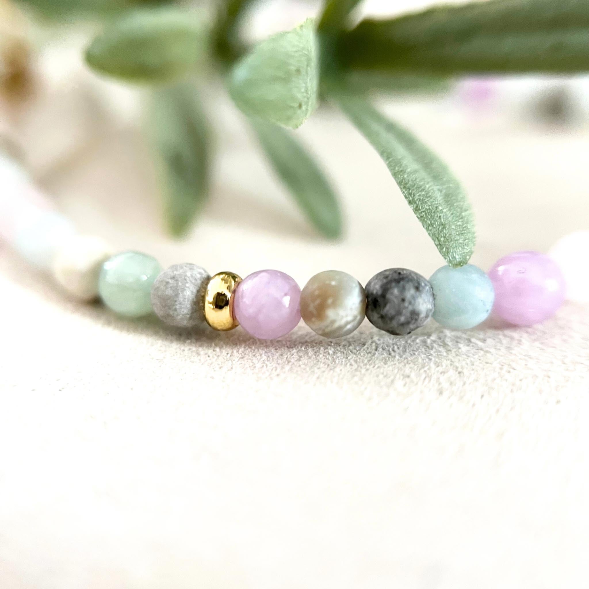 Nahaufnahme des Armbands PORTOFINO mit Edelsteinperlen, Natursteinperlen und Rosenquarz, kombiniert mit vergoldeten Zwischenelementen