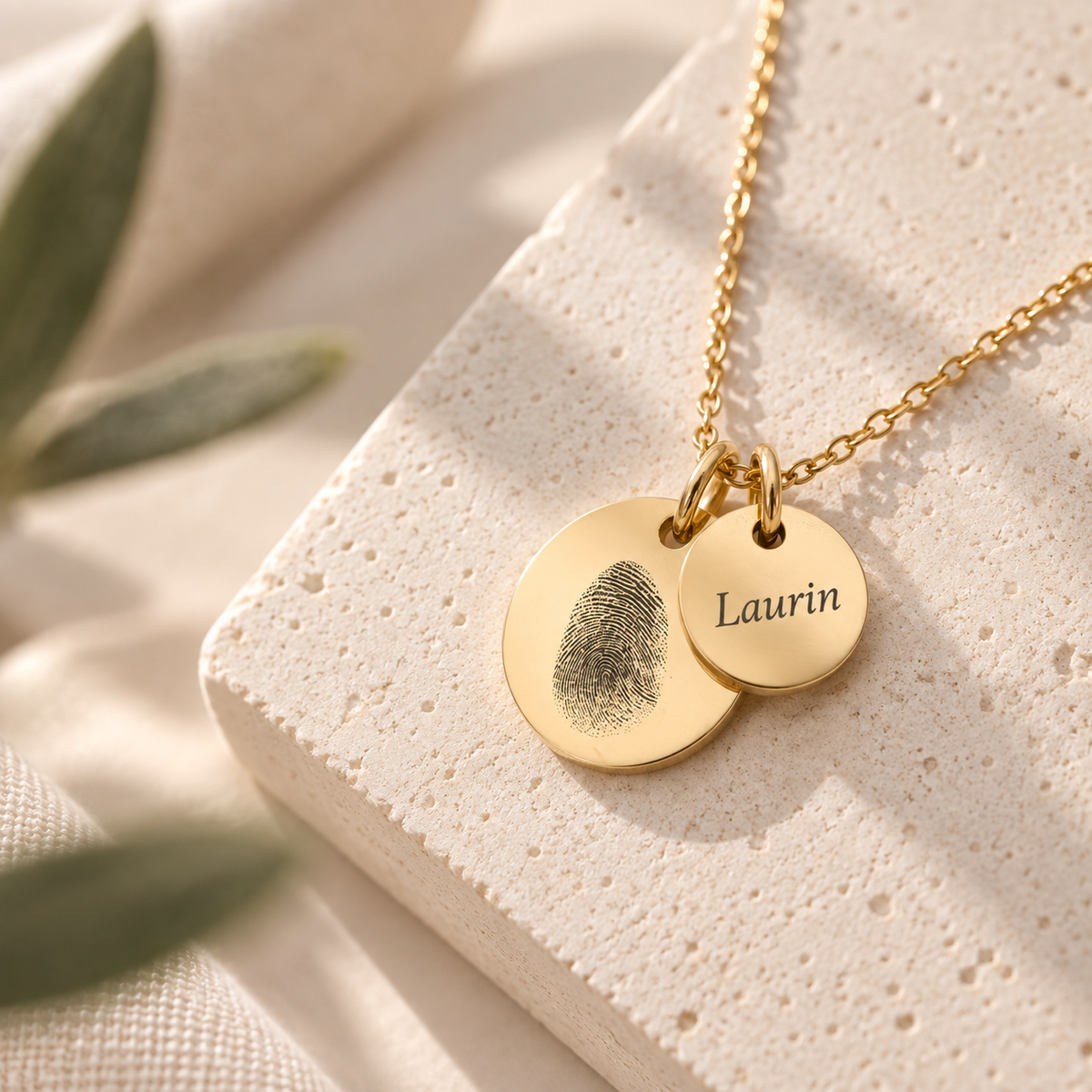 Personalisierte goldene Edelstahl Kette mit graviertem Fingerabdruck und Namensanhänger Laurin – individueller Erinnerungsschmuck als persönliches Geschenk.