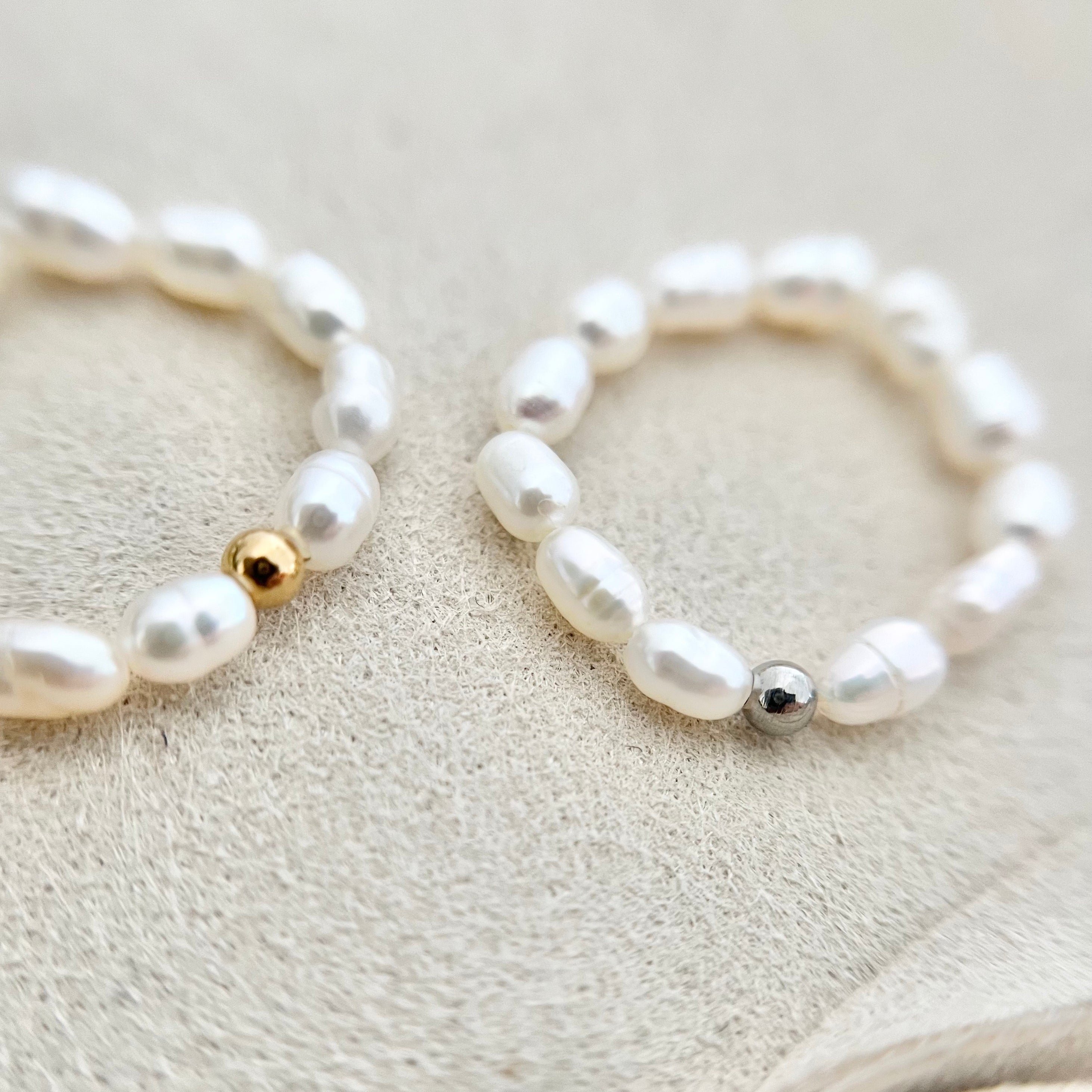 Zwei handgefertigte Ringe aus Süßwasserperlen auf elastischem Gummiband, verziert mit goldener und silberner Perle – eleganter Hochzeitsschmuck für Braut oder Gäste