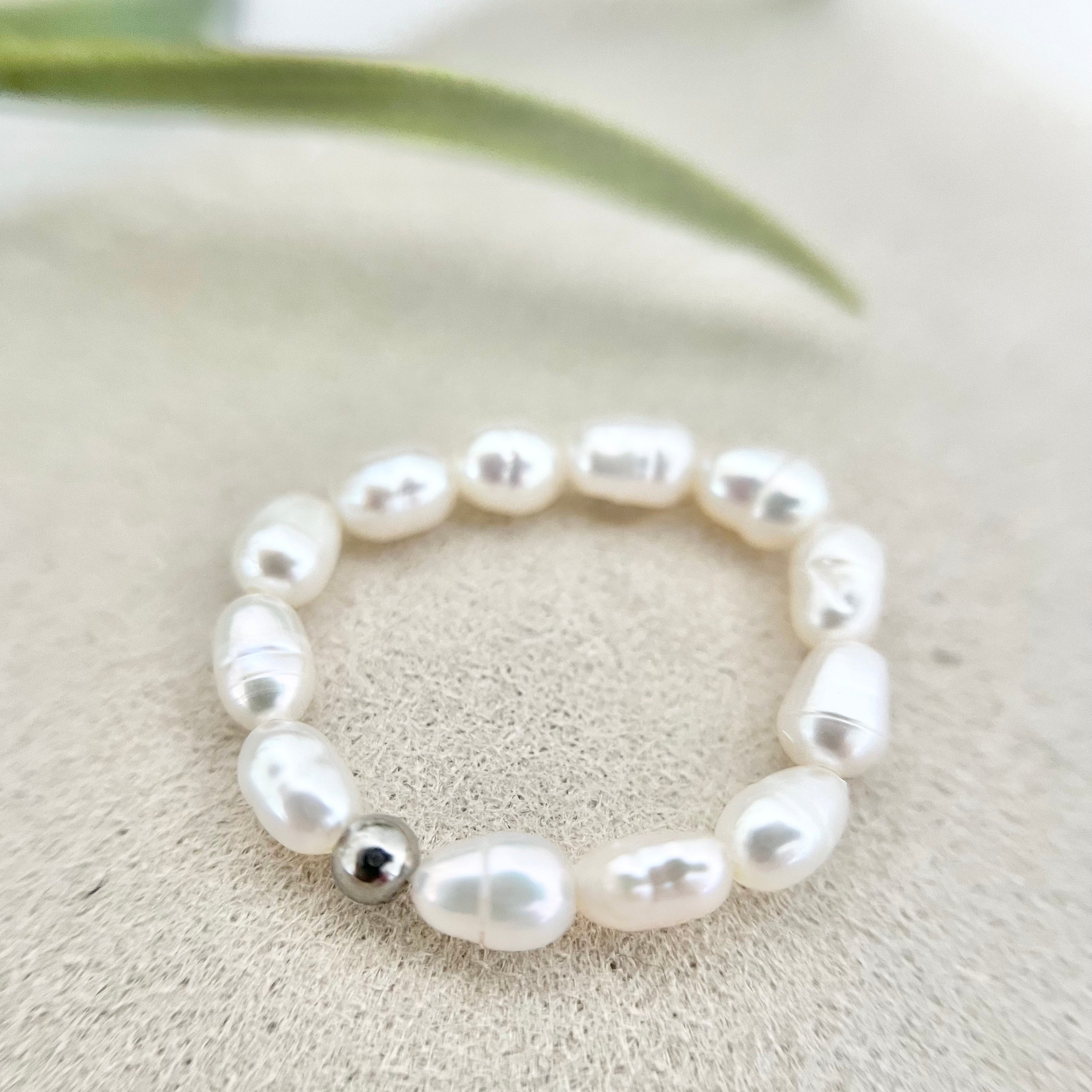 Damen Ring aus ovalen Süßwasserperlen auf dehnbarem Gummiband mit silberner Akzentperle – eleganter Schmuck für die Taufe oder als Geschenkidee für den Muttertag.