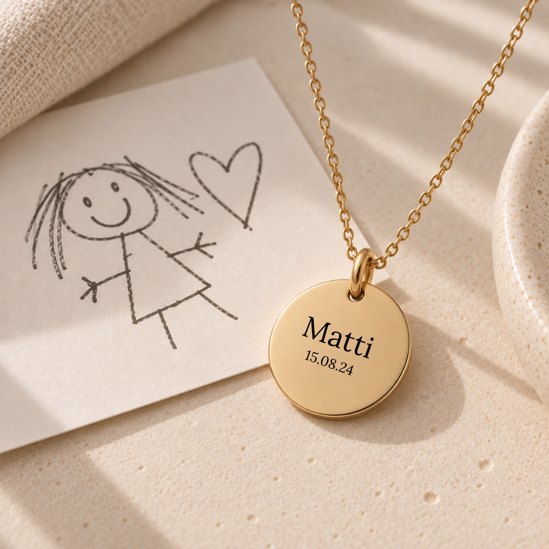 Goldene Kette mit personalisierter Namensgravur und Datum als individuelles Erinnerungsschmuckstück