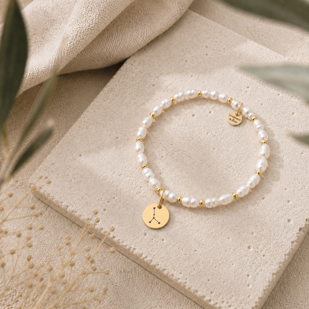 Sternzeichen Armband mit echten Süßwasserperlen, goldenen Edelstahlperlen und rundem Sternbild Anhänger – personalisierter Sternzeichen Schmuck für Frauen