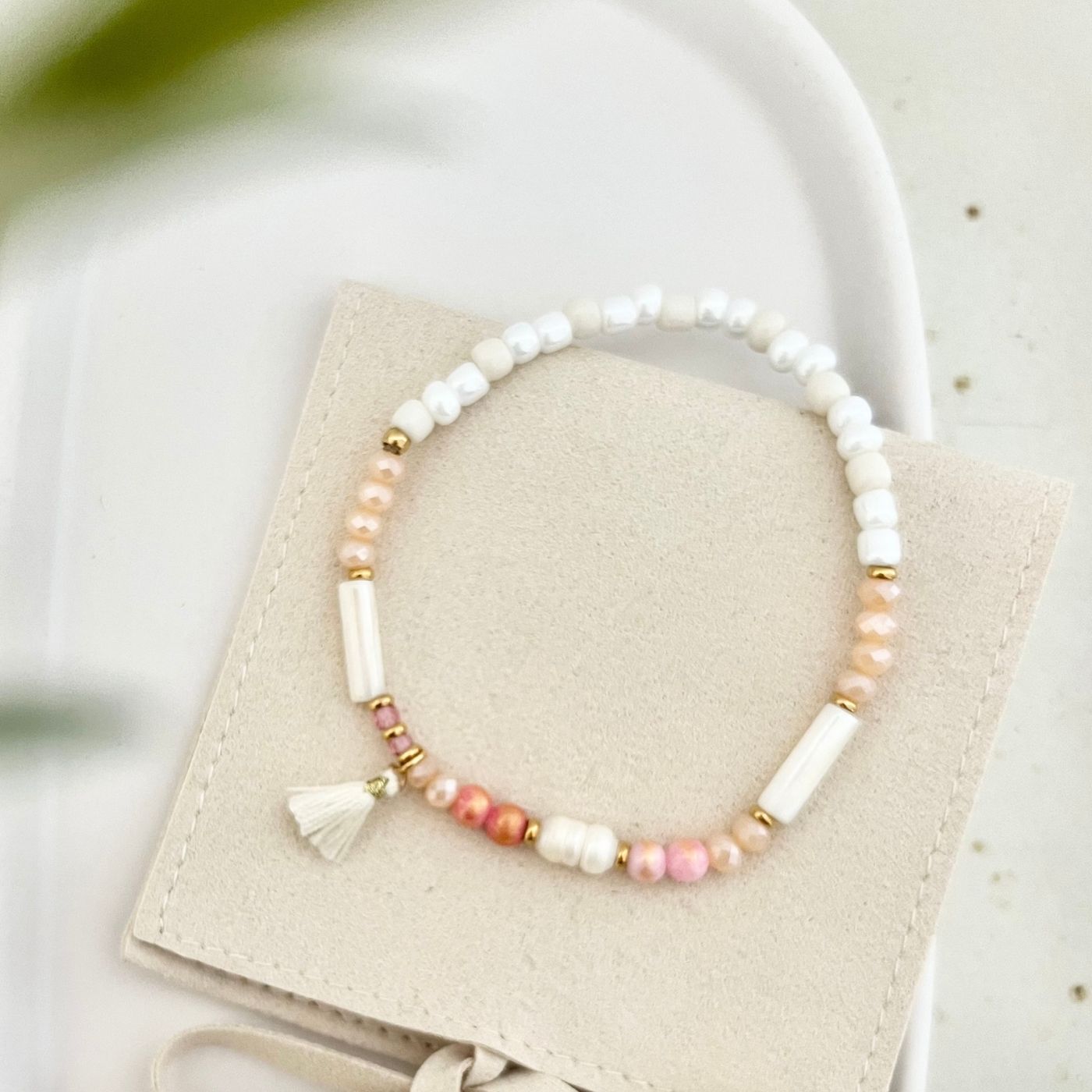 Vollansicht des Boho Perlenarmbands "Sommerträume" in einer Tasche, mit Fokus auf die natürliche Farbpalette und das Boho-Design