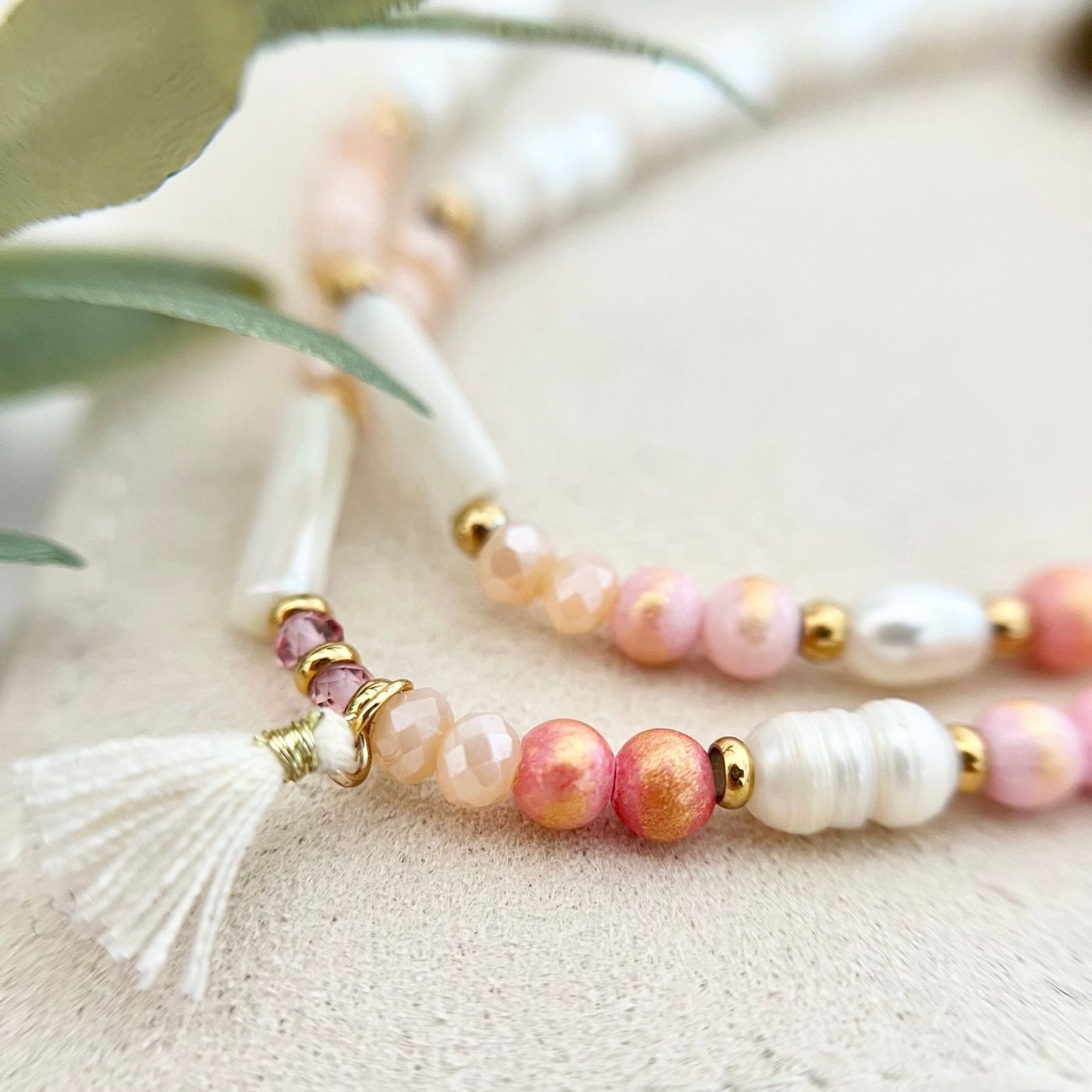 Weitere Nahaufnahme des Boho Perlenarmbands "Sommerträume", die die farbenfrohen Natursteinperlen und die Boho-Quaste betont