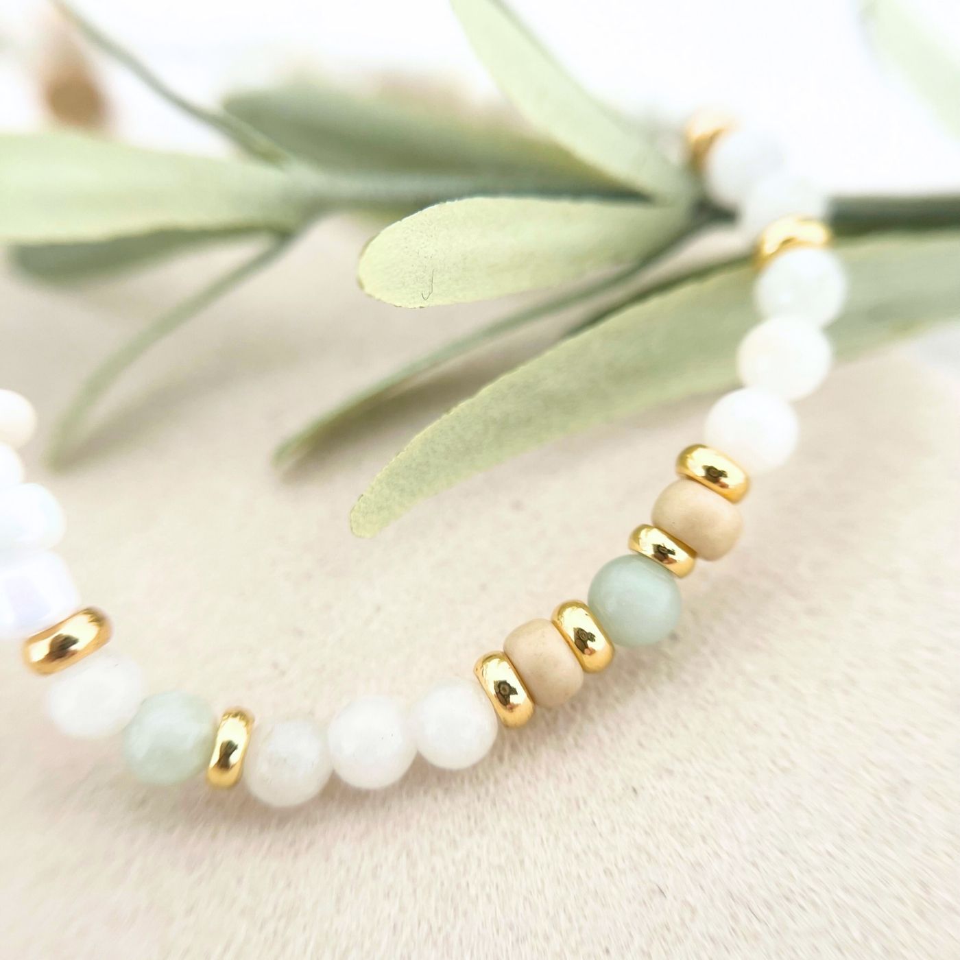 Nahaufnahme des Armbands BELLINI mit Natursteinperlen und Aventurin Perle in der Mitte, goldene Zwischenelemente betonen das harmonische Design