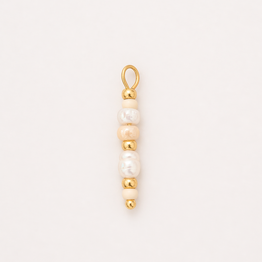 Mix & Match Ohrring Anhänger mit Süßwasserperlen, beigen Perlen und goldenen Edelstahlelementen auf hellem Hintergrund
