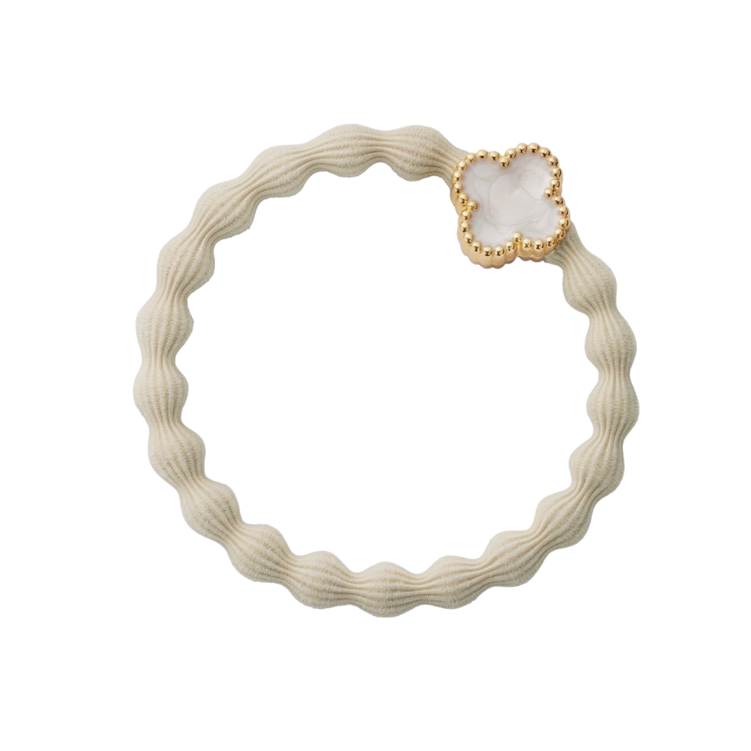 Cremeweißes byEloise Haargummi mit goldenem Quatrefoil Kleeblatt Charm
