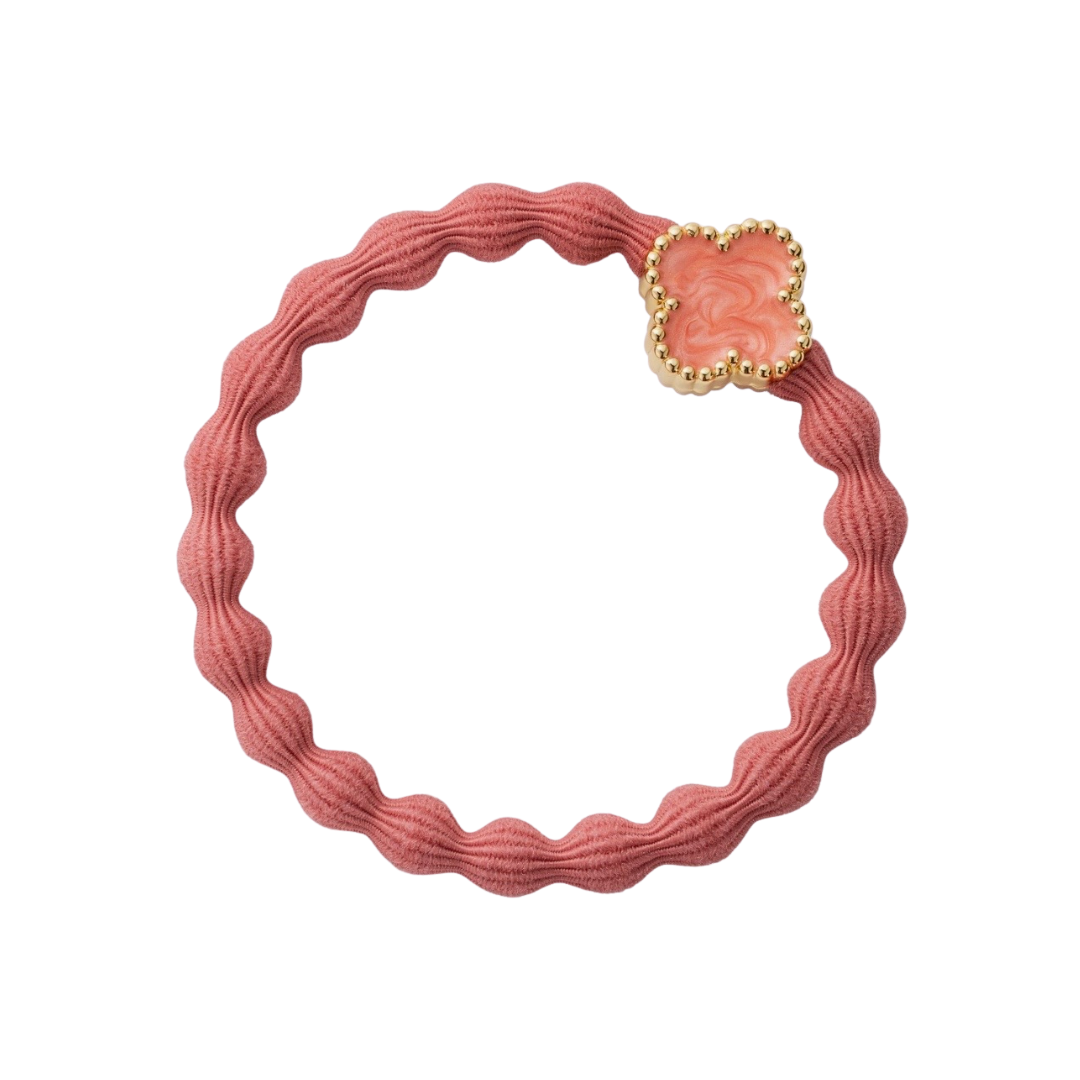 Korallenfarbenes byEloise Haargummi mit goldenem Quatrefoil Kleeblatt Charm