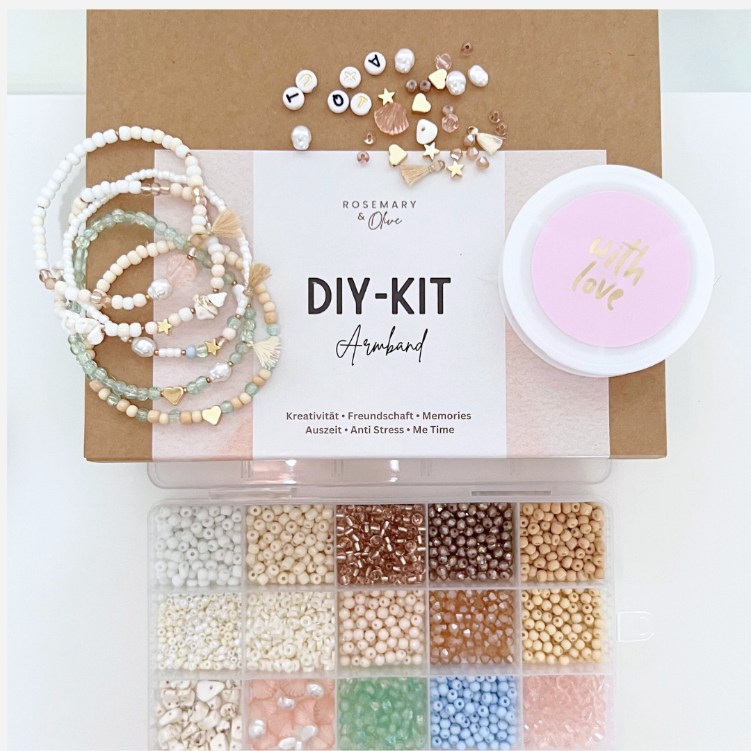 Gesamtansicht des DIY Kits mit fertigen Armbändern, Anhängern und Perlen – ideal für ein personalisiertes Armband Geschenk.