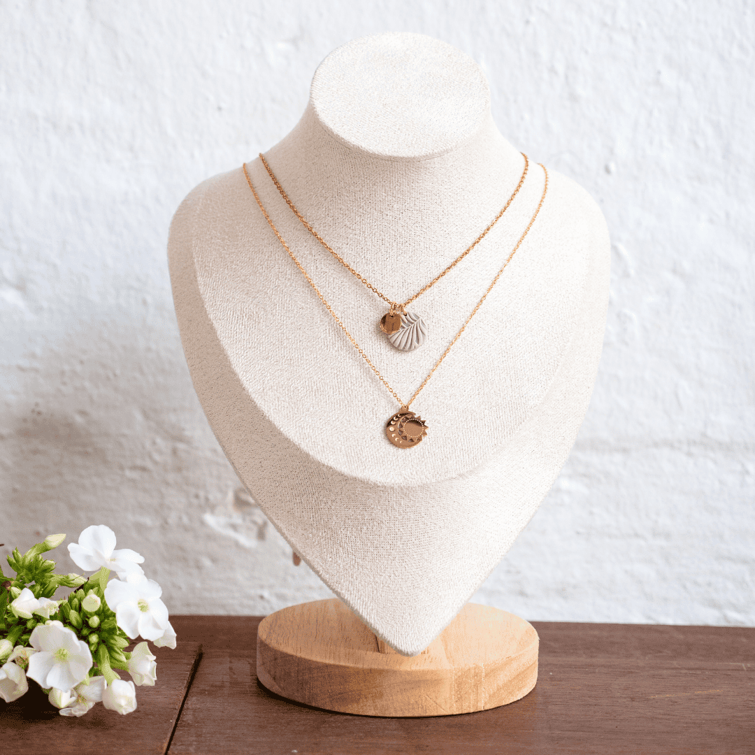 Die Kette LUNA auf einer Halsattrappe, die ihren dezenten, aber ausdrucksstarken Look präsentiert, ideal für den Alltag oder besondere Anlässe.