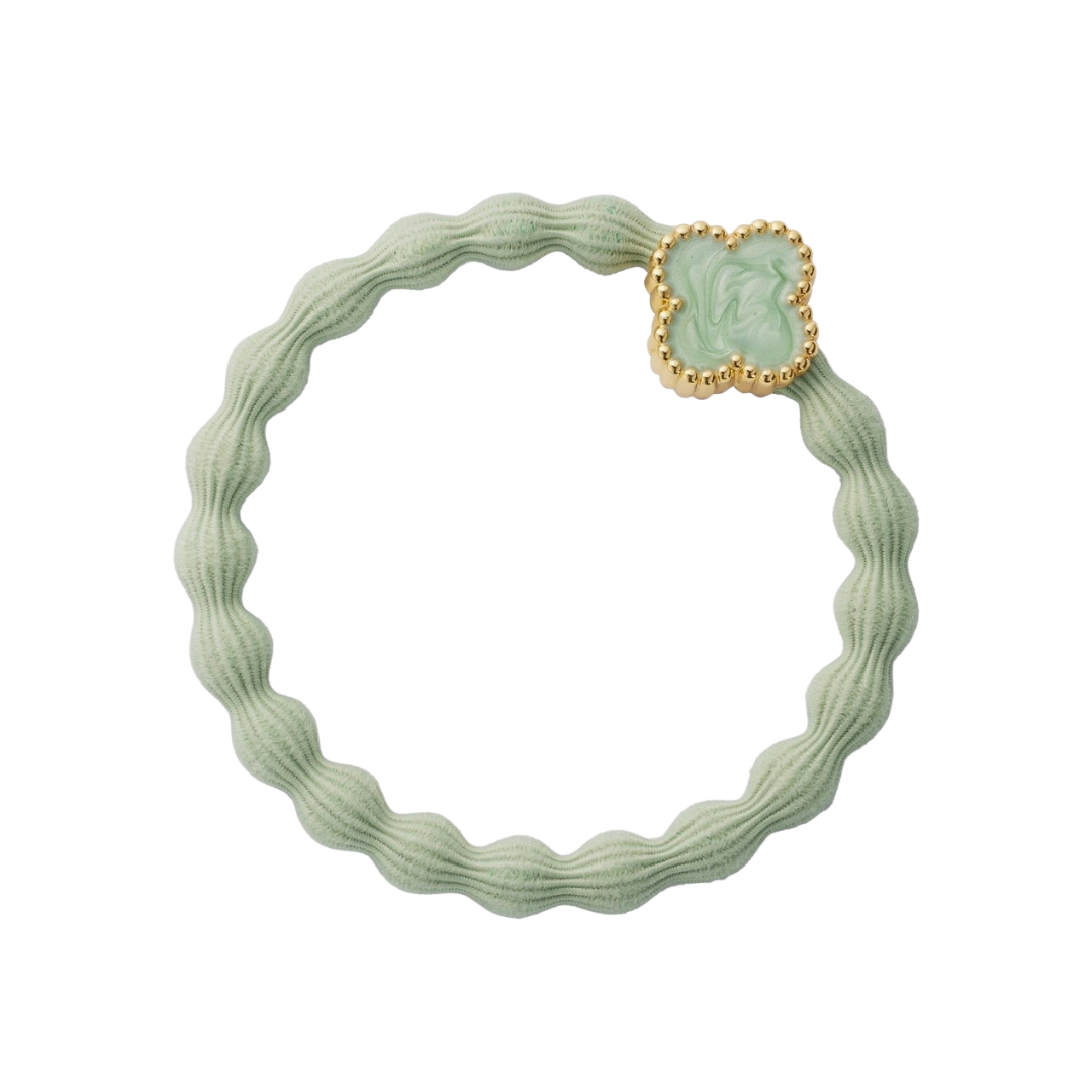 Pistazienfarbenes byEloise Haargummi mit goldenem Quatrefoil Kleeblatt Charm