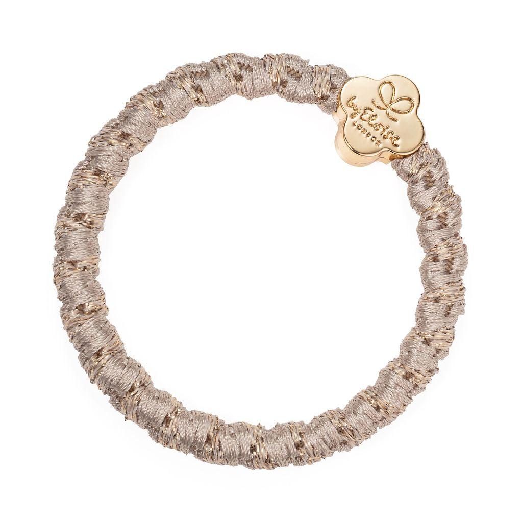 Elegantes Haaraccessoire mit gewebtem Band und goldenem Kleeblatt Charm