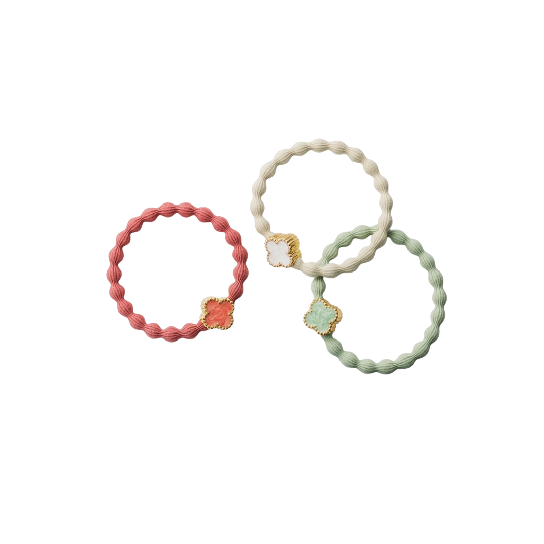 Stylisches byEloise Haargummi cremeweiß kombiniert mit Armbändern