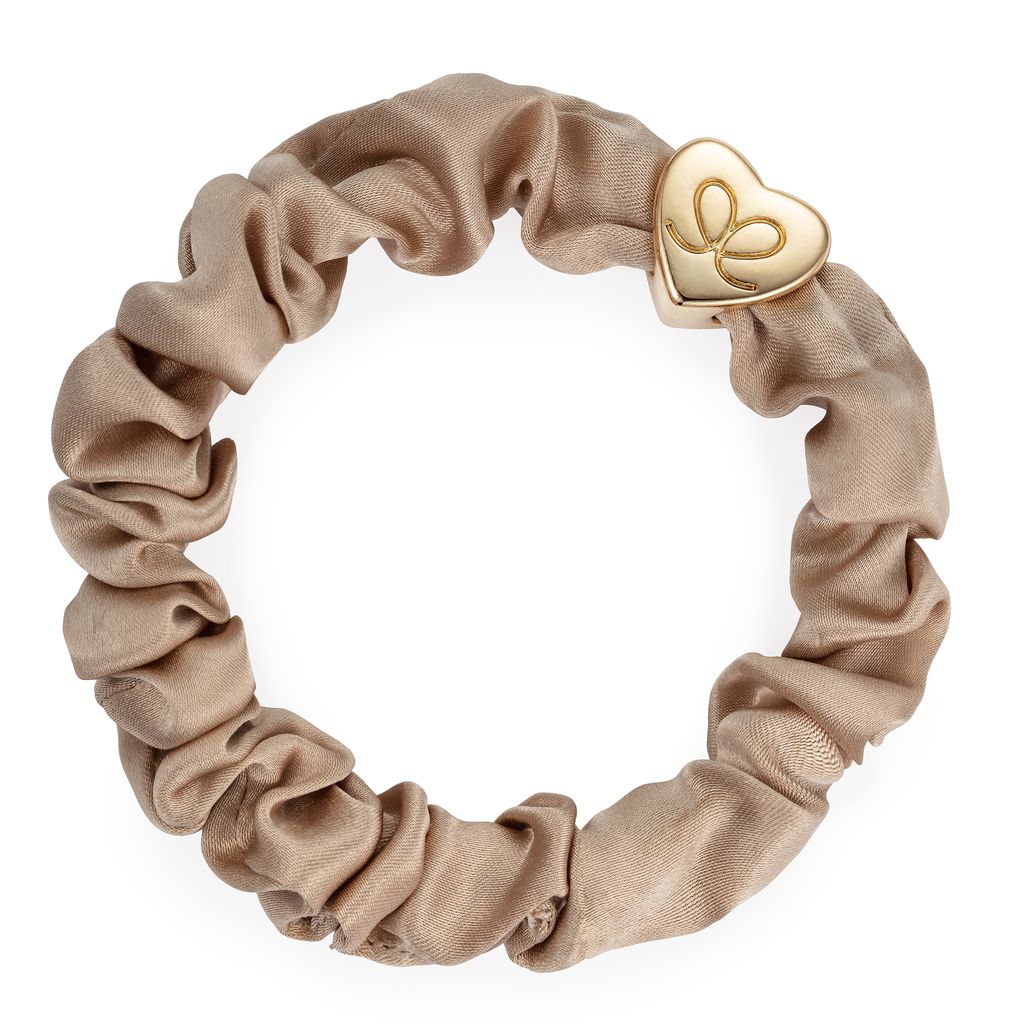 Beiges Seiden Scrunchie Haargummi von ByEloise London mit goldenem Herz Charm