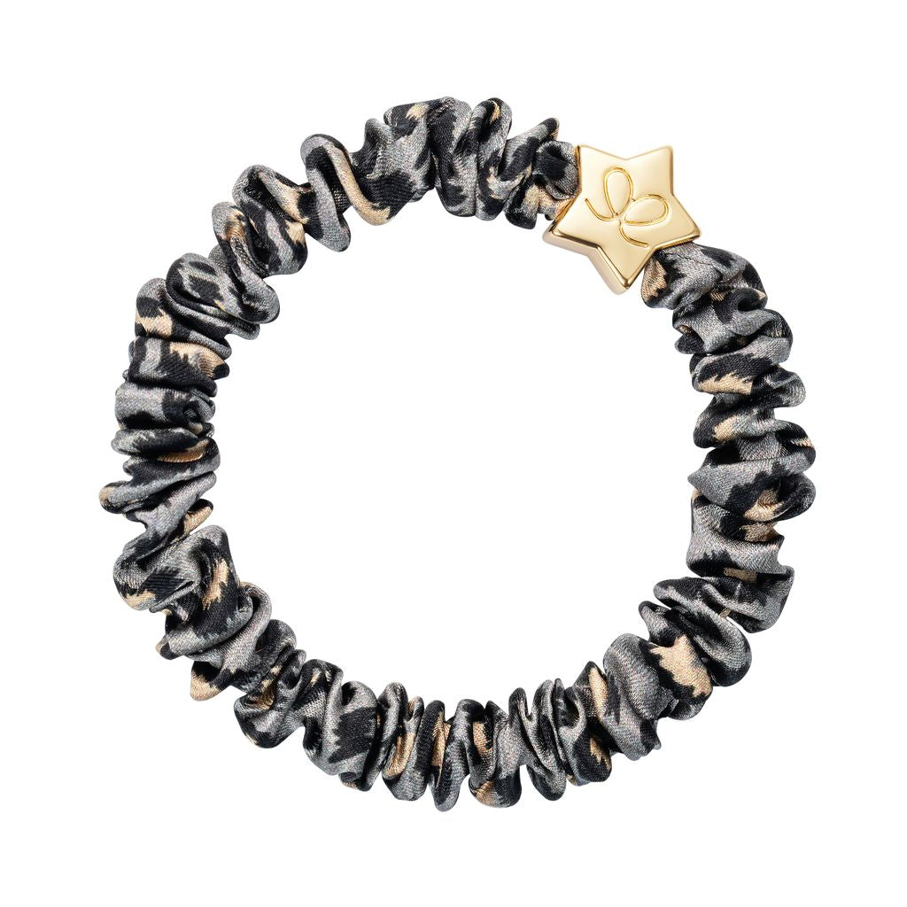 Seiden Scrunchie Haargummi Grey Leopard von ByEloise London mit goldenem Stern Charm