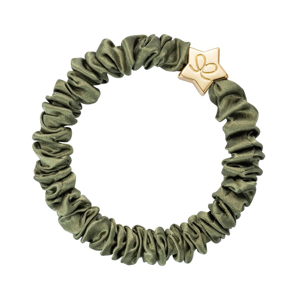 Seiden Scrunchie Haargummi Olive Green von ByEloise London mit goldenem Stern Charm