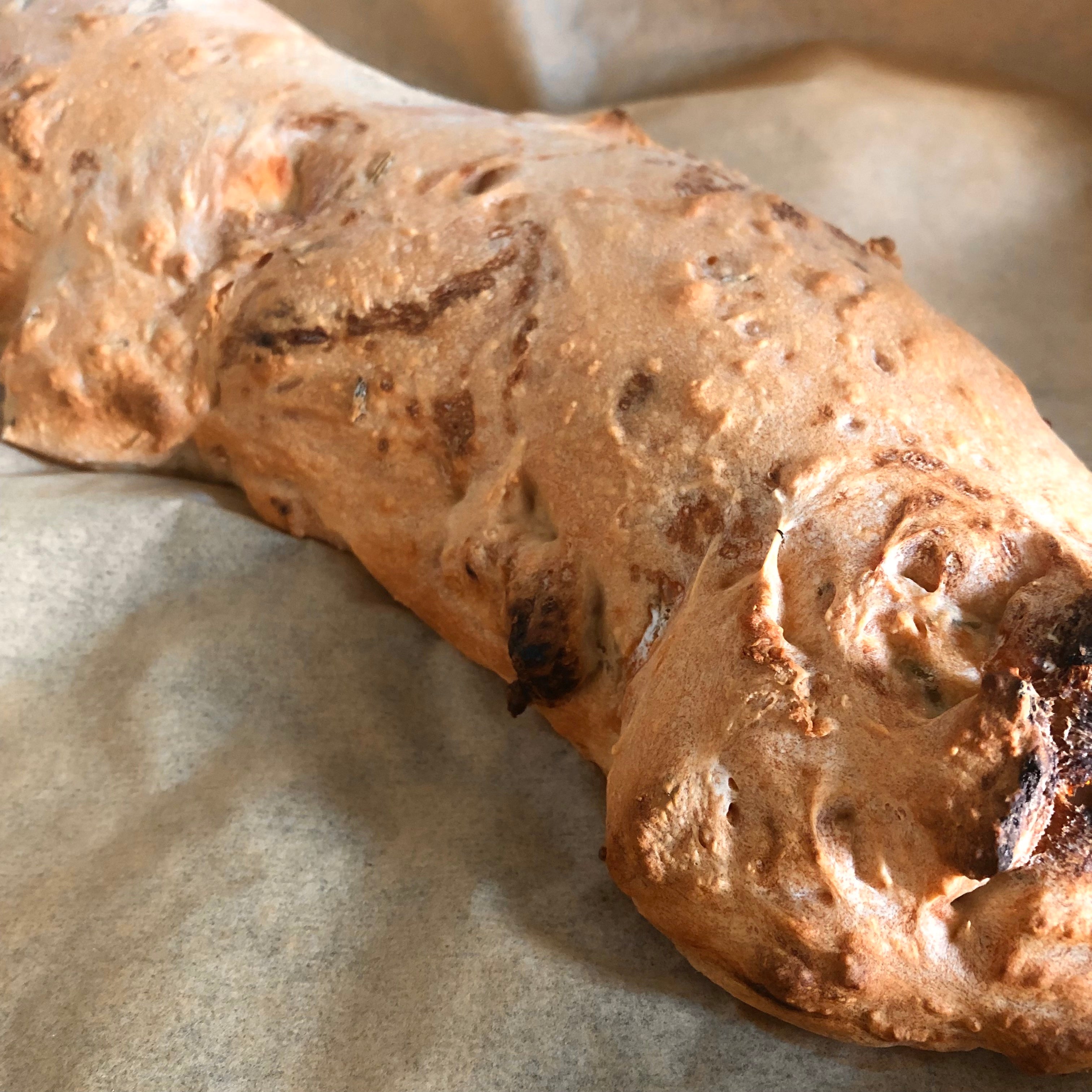 Mallorquinisches Baguette mit Rosmarin & Oliven