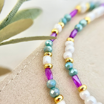 Nahaufnahme des handgefertigten orientalischen Perlenarmbands im Stil von 1001 Nacht mit türkisen, violetten und goldenen Perlen, ideal für Boho- und Ethno-Looks