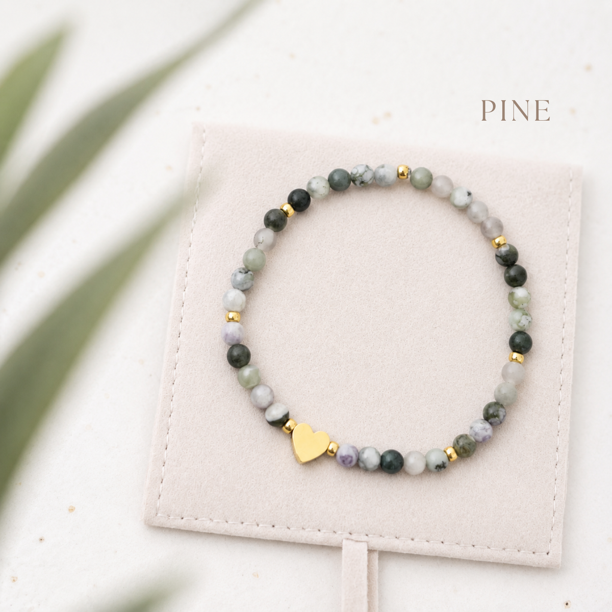 DIY Armband PINE mit grünen Natursteinperlen, goldfarbenen Details und Herzperle zum selber machen