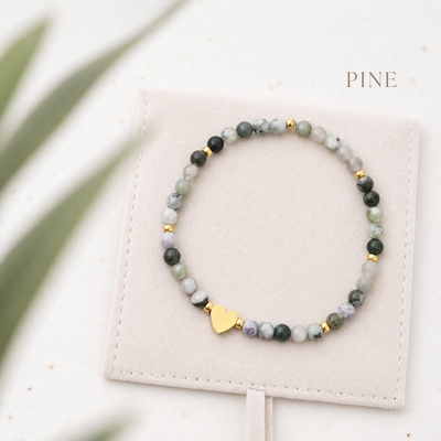 DIY Armband PINE mit grünen Natursteinperlen, goldfarbenen Details und Herzperle zum selber machen