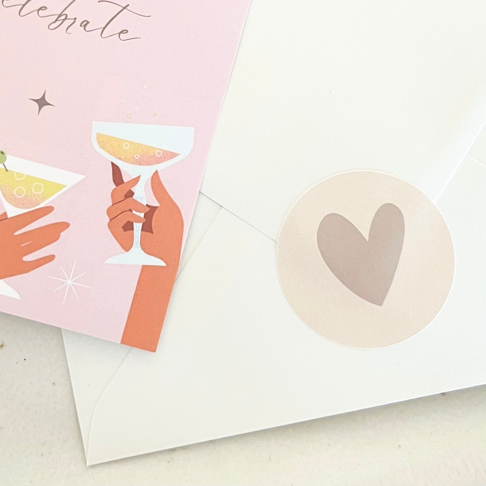Karte im Anschnitt mit Verpackung für die Postkarte, Herzmotiv als Dekoration – ideale Geschenkidee oder für besondere Anlässe
