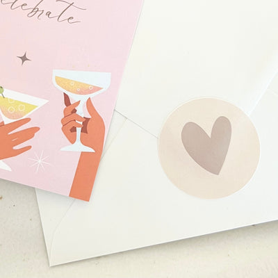 Karte im Anschnitt mit Verpackung für die Postkarte, Herzmotiv als Dekoration – ideale Geschenkidee oder für besondere Anlässe