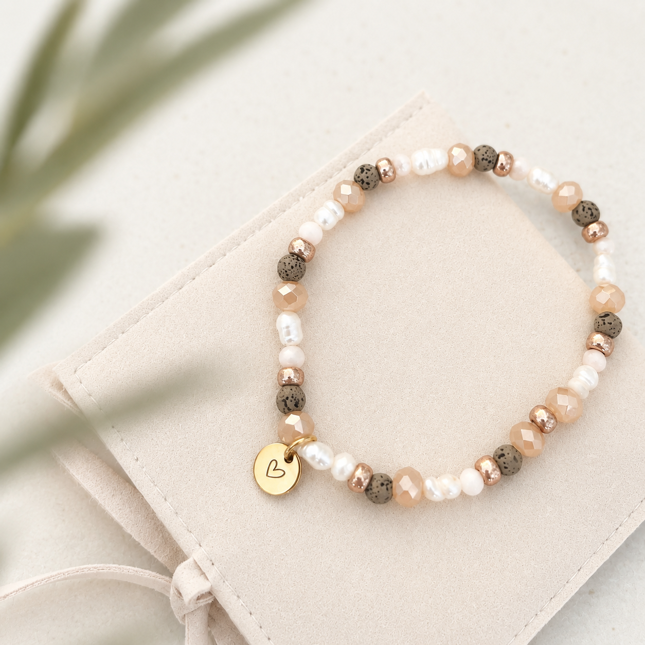 Naturstein Armband für Damen in Beige und Braun mit Süßwasserperlen und goldenem Gravuranhänger
