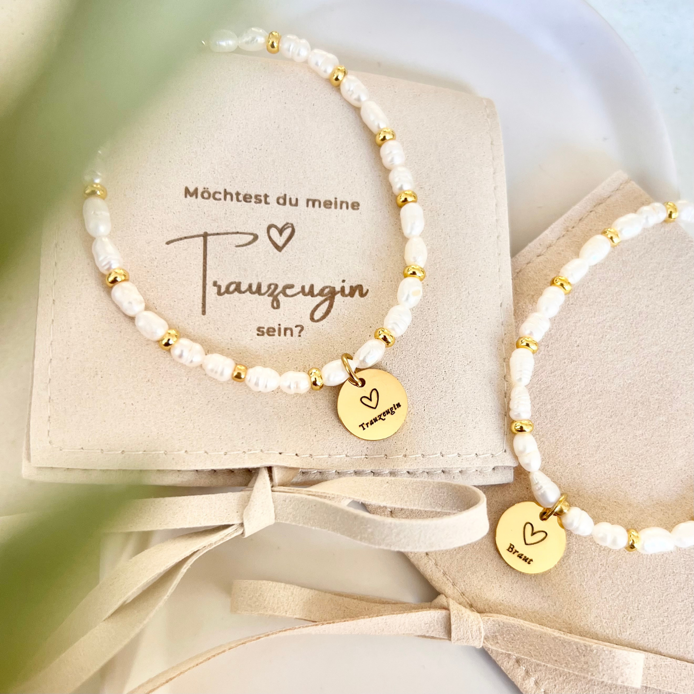 Elegantes Armband-Set aus Süßwasserperlen für Braut und Trauzeugin mit personalisierten Gravur Anhängern.
