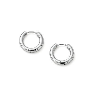 Runde Huggie Hoops Creolen aus silbernem Edelstahl auf hellem Hintergrund, kleine minimalistische Ohrringe für Damen, wasserfest