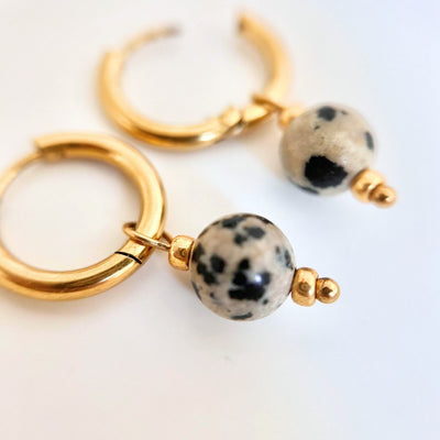 Handgefertigte Creolen aus Edelstahl mit abnehmbarem Dalmatiner-Jaspis-Perlenanhänger im Leo Look, edle Statement-Ohrringe als wasserfester Schmuck für den Alltag.